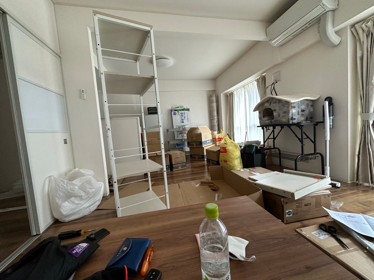 引越し初日の散らかった部屋