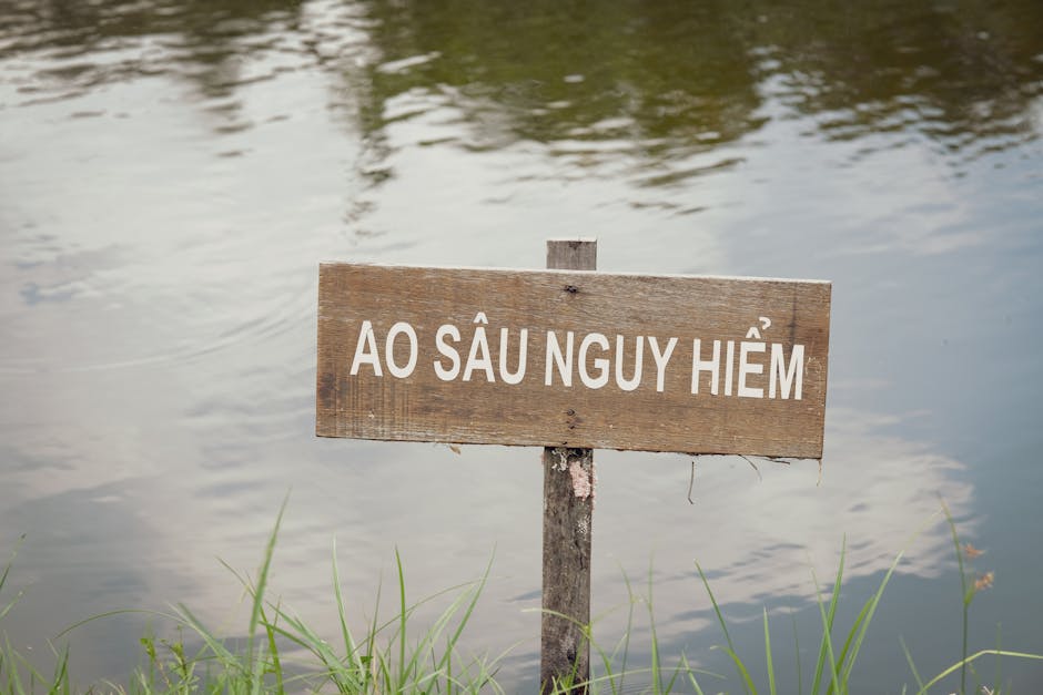きれいでも避けたい水辺のサインのイメージ写真